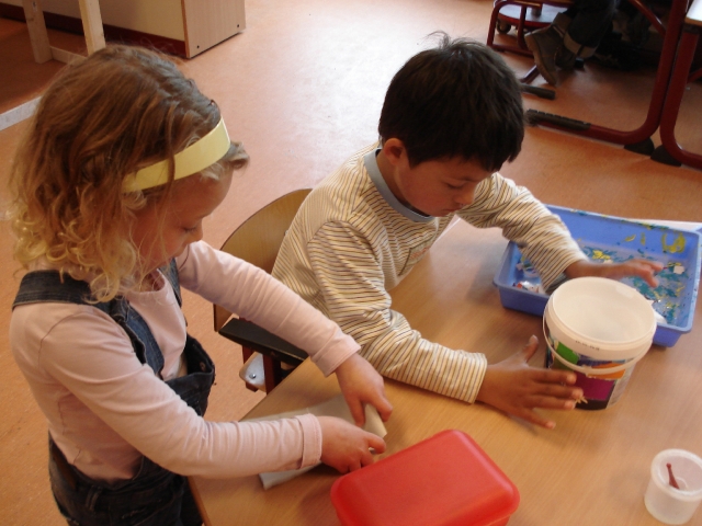 Wim en klasgenootje Robyn aan het knutselen